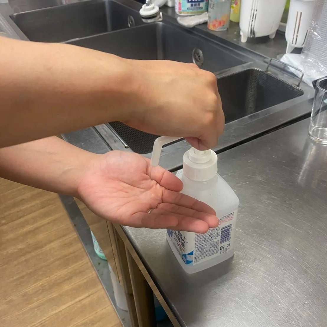 作業所まごころは、「おにぎり作りは衛生管理から」。